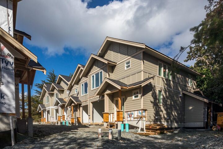 Property Photo: 3031 Jackson St 4 BC V8T 3Z7