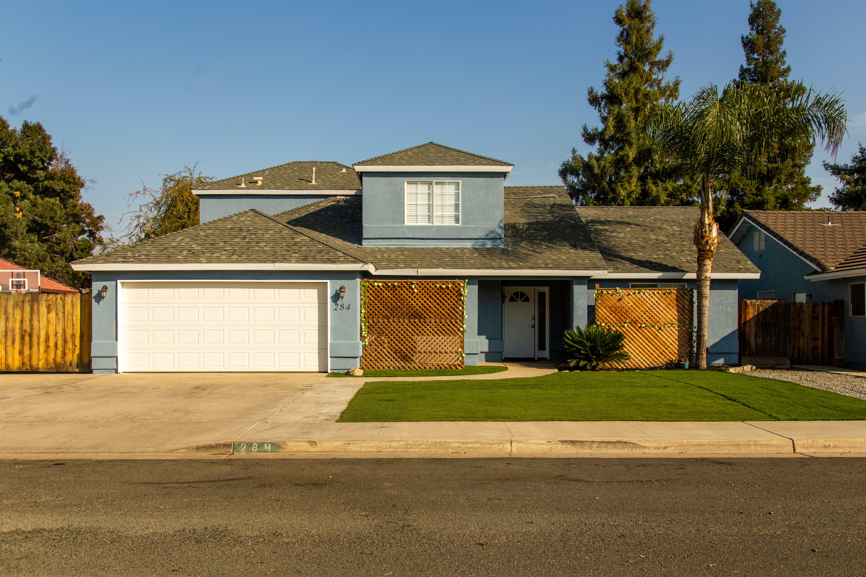 Property Photo:  284 S Red Oak Street  CA 93257 