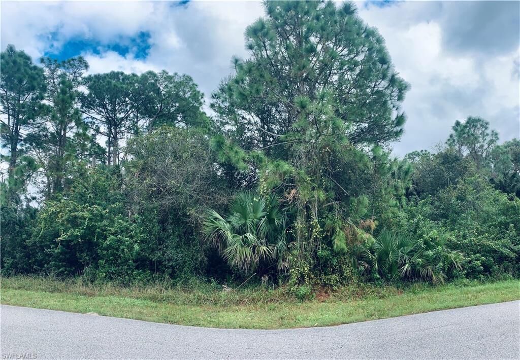 Property Photo:  6120 Laurelwood Drive  FL 33905 
