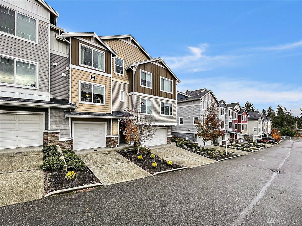 Property Photo: 15720 Manor Way H3 WA 98087