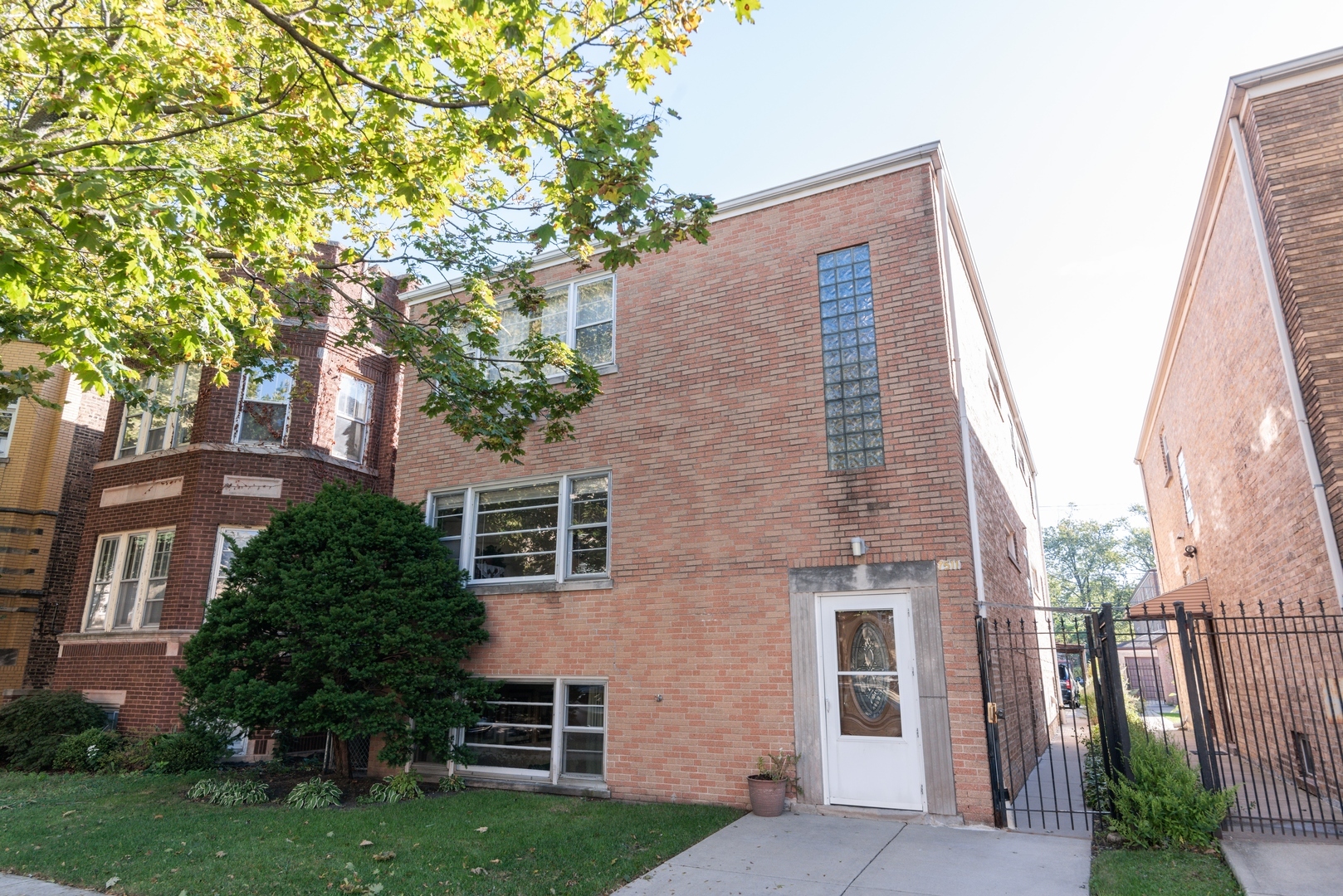 Property Photo:  7511 N Claremont Avenue  IL 60645 
