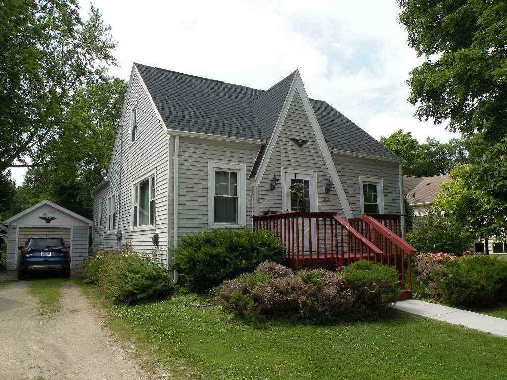 Property Photo:  305 Howard St  WI 54971 