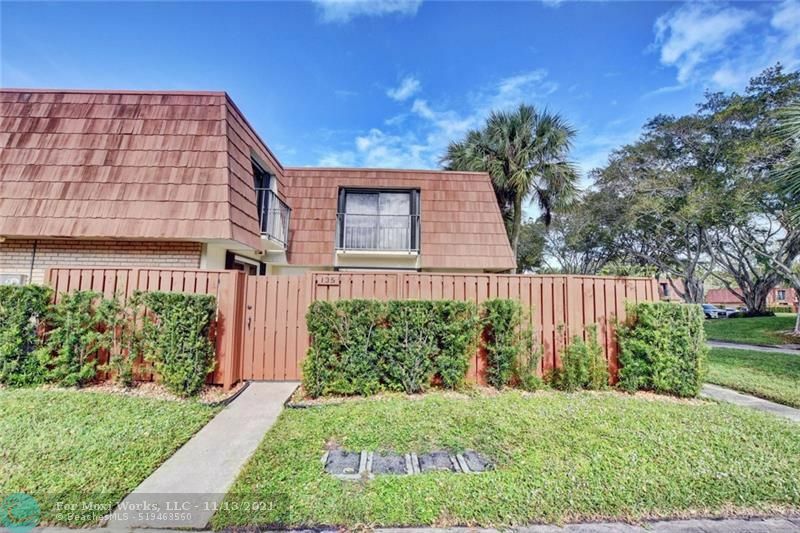 Property Photo:  135 Live Oak Ln 135  FL 33436 