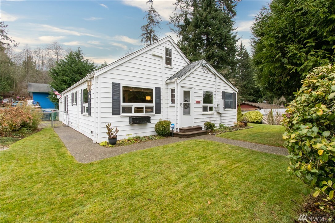 Property Photo:  2402 E Cedar St  WA 98366 