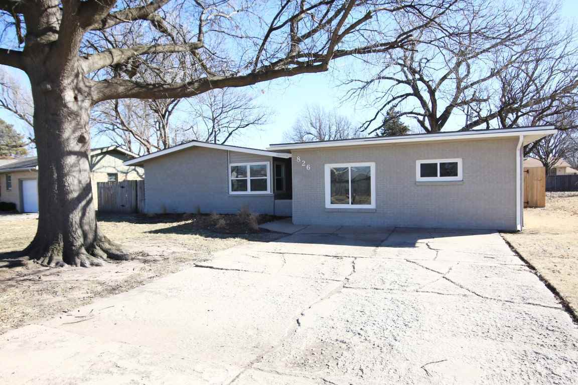 Property Photo:  826 N Woodchuck St  KS 67212 