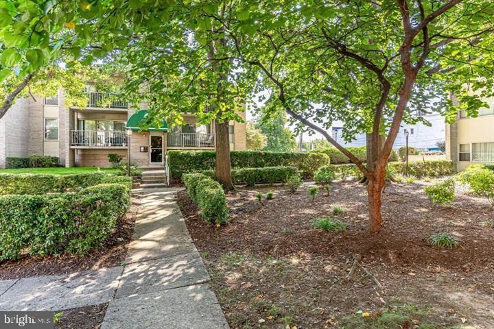 Property Photo: 2 Canterbury Square 101 VA 22304