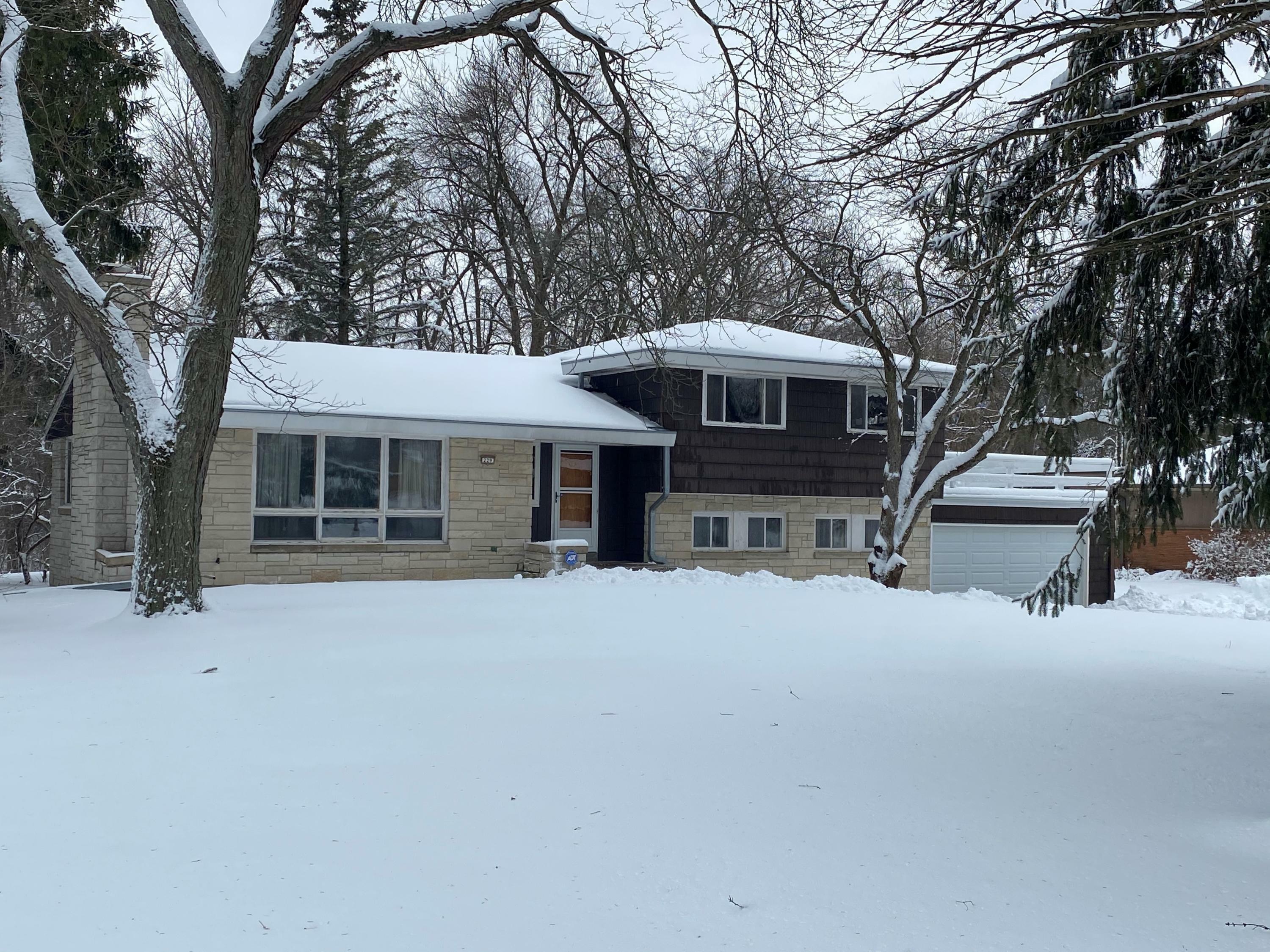 Property Photo:  229 W Bergen Dr  WI 53217 