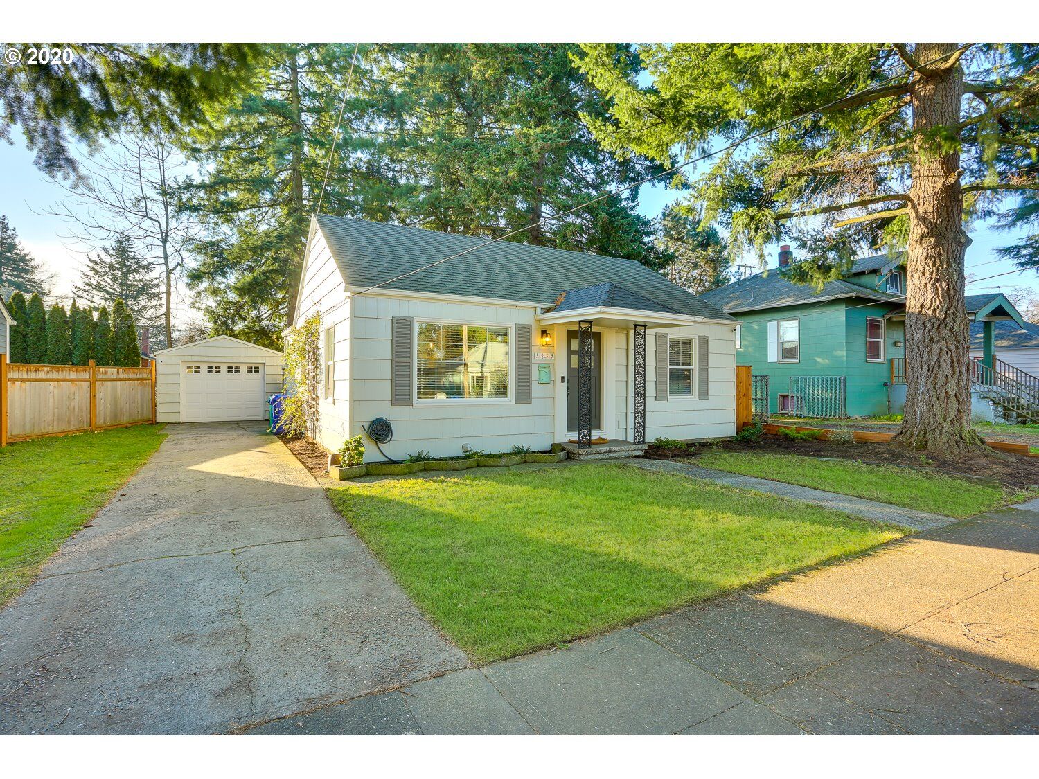 Property Photo:  8824 SE Alder St  OR 97216 
