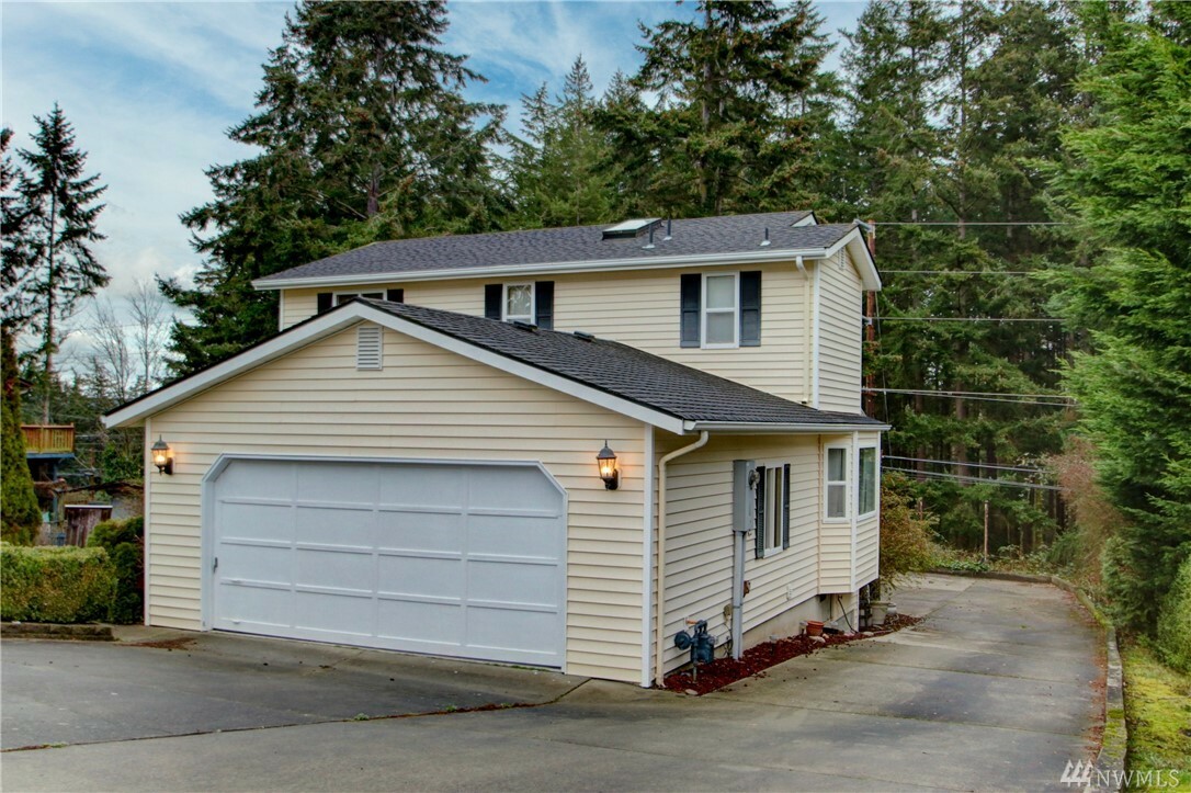 Property Photo:  1096 NE Taftson St  WA 98277 