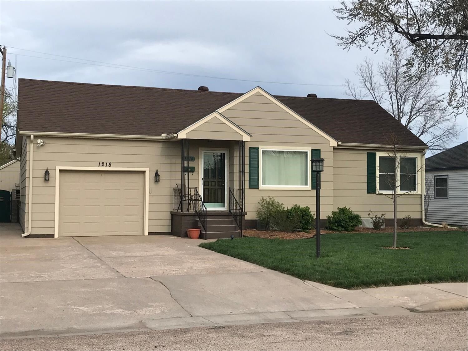 Property Photo:  1218 Pinecrest Avenue  KS 67846 