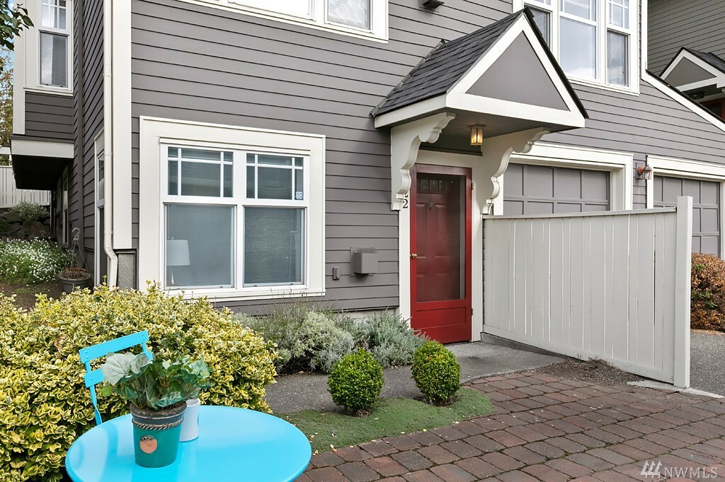 Property Photo:  922 Taylor Ave N  WA 98109 