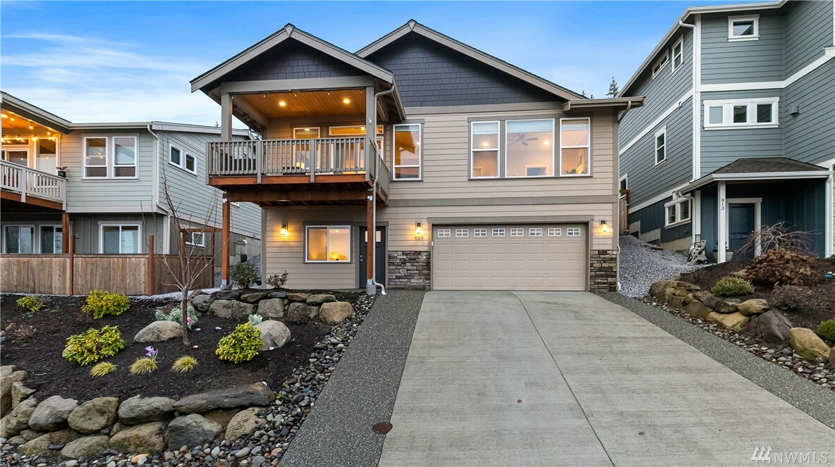 Property Photo:  809 Blackstone Ct  WA 98226 