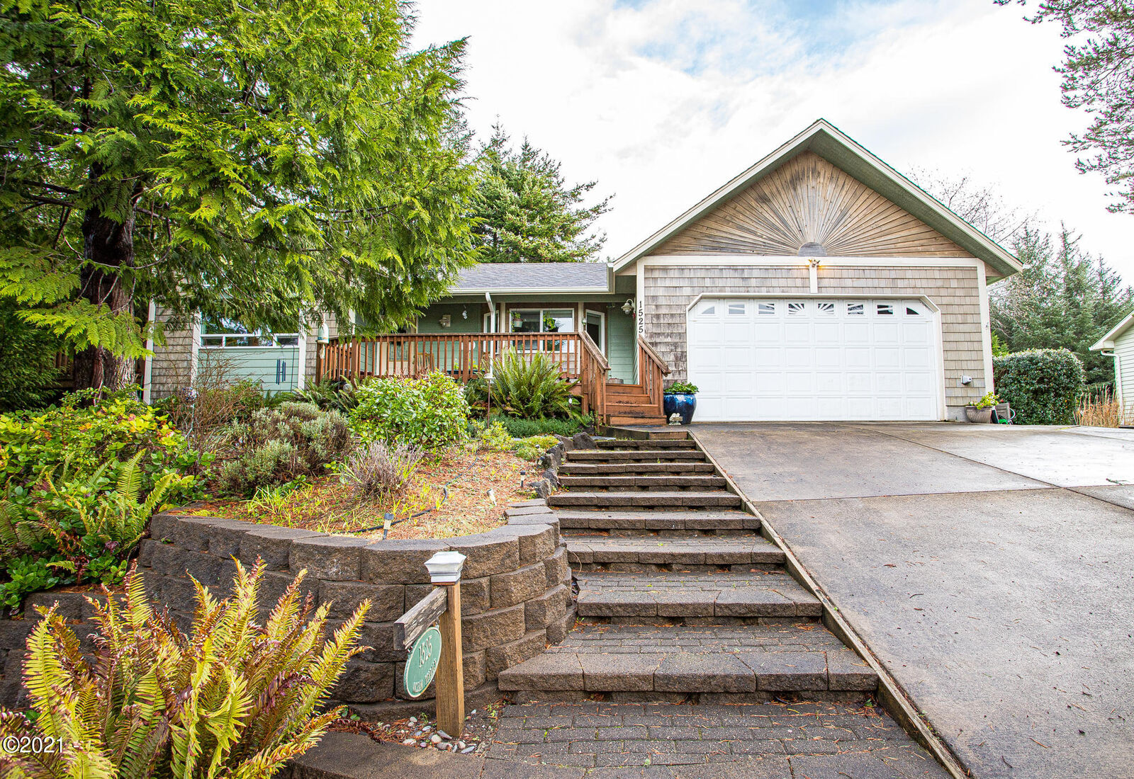 Property Photo: 1525 SW Ocean OR 97394