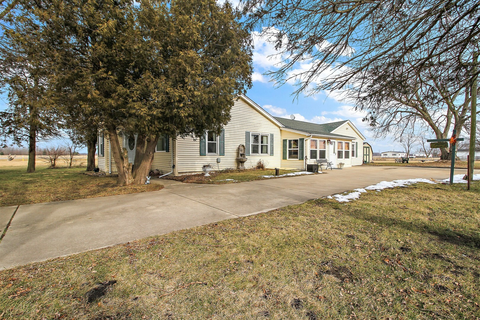 Property Photo:  163 S 8000W Road  IL 60901 