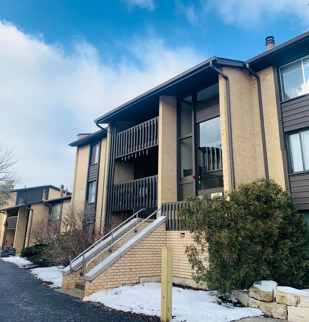 Property Photo:  6174 Knoll Lane Court 204  IL 60527 