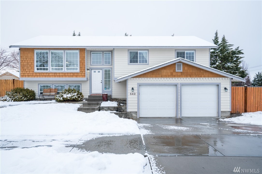 Property Photo:  542 Saddle Rock Lp  WA 98801 