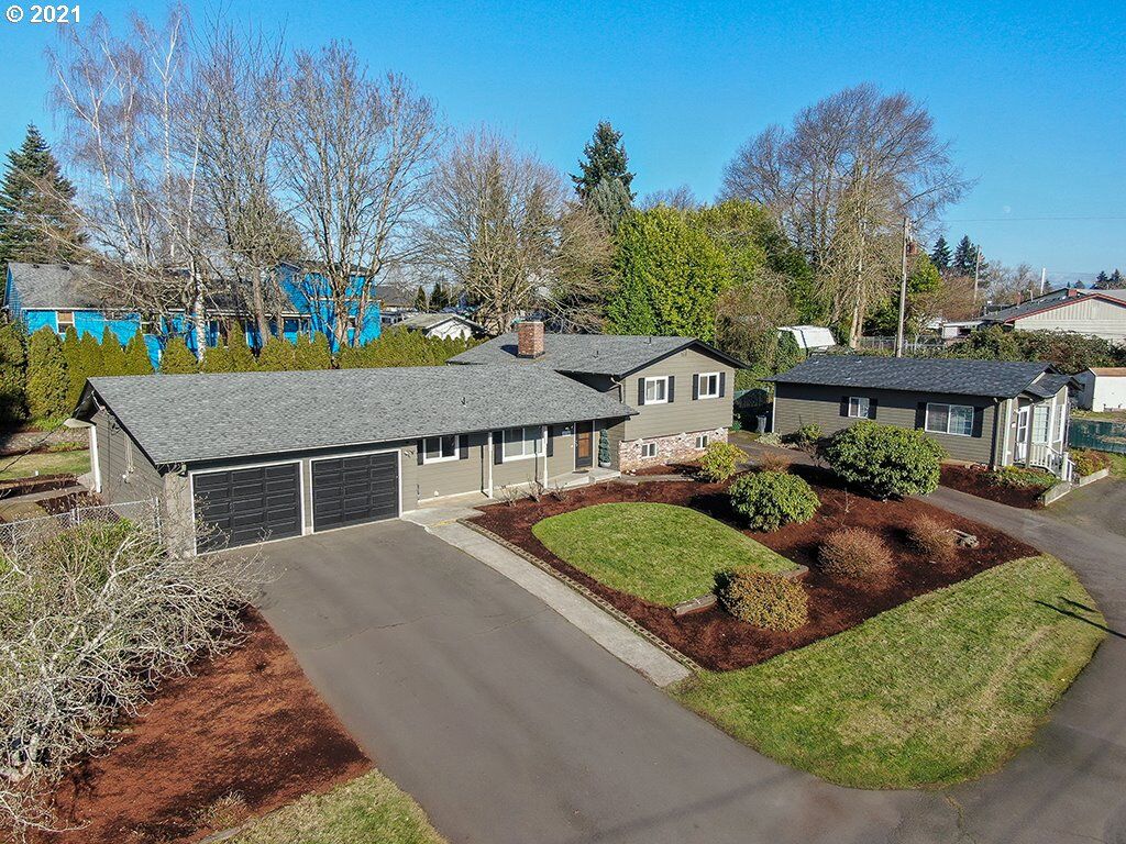 Property Photo:  