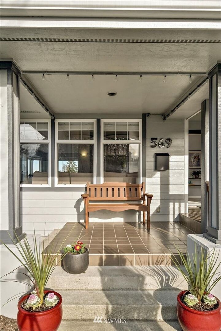 Property Photo: 569 Hemlock Way WA 98020