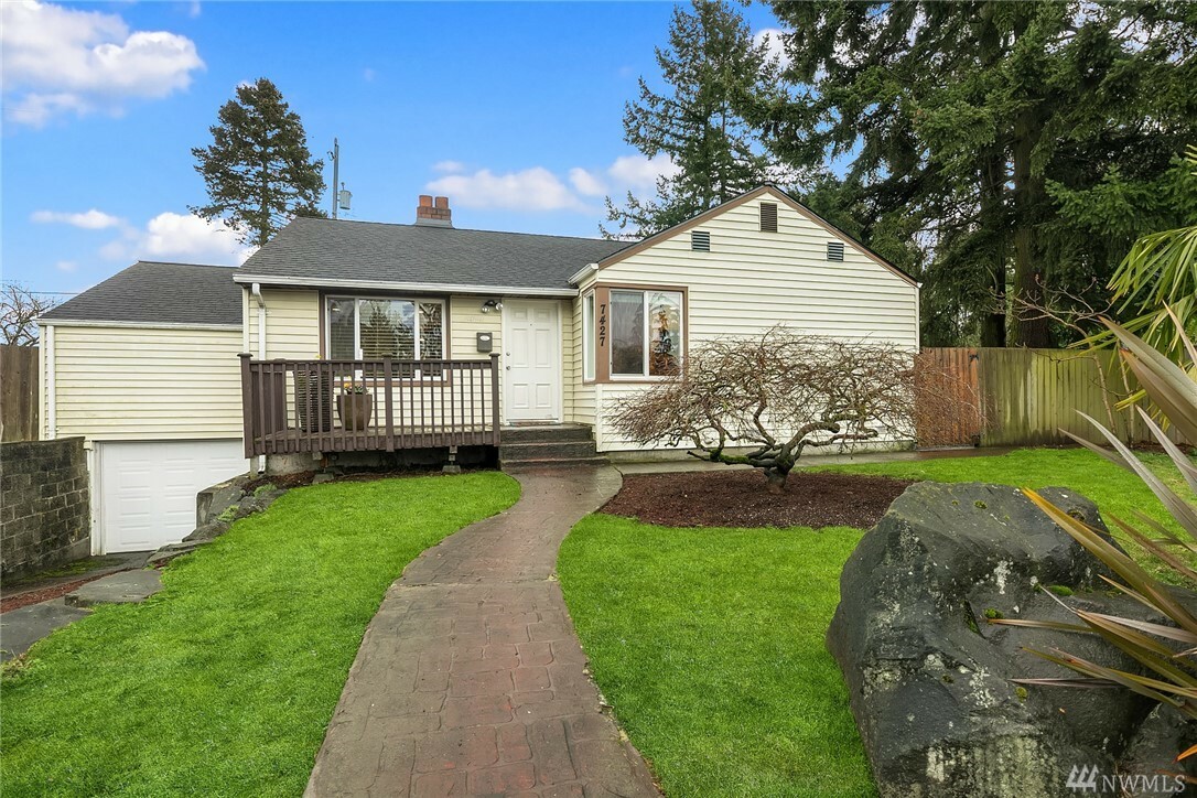 Property Photo:  7427 S 127th St  WA 98178 