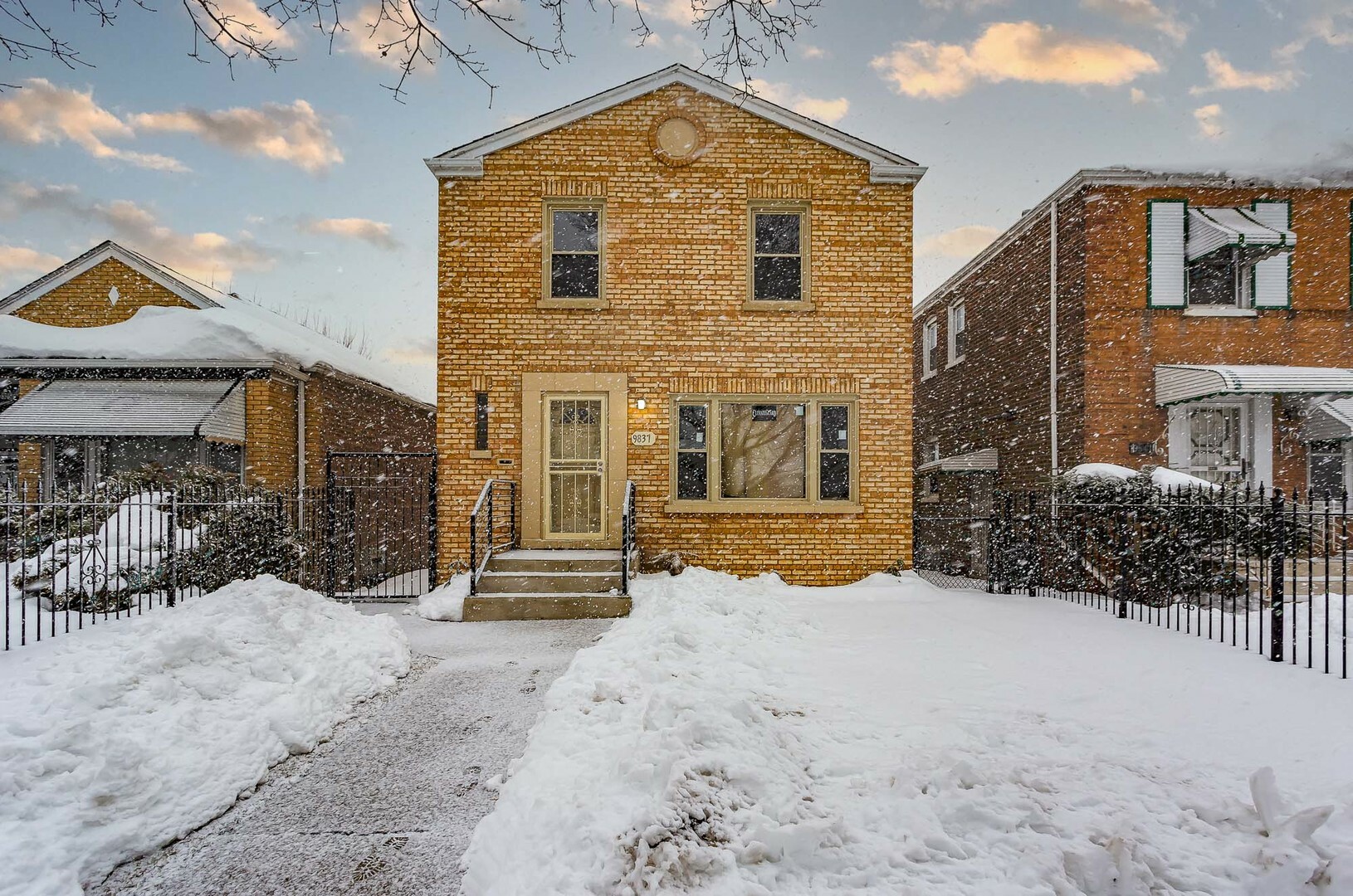 Property Photo:  9837 S Ingleside Avenue  IL 60628 