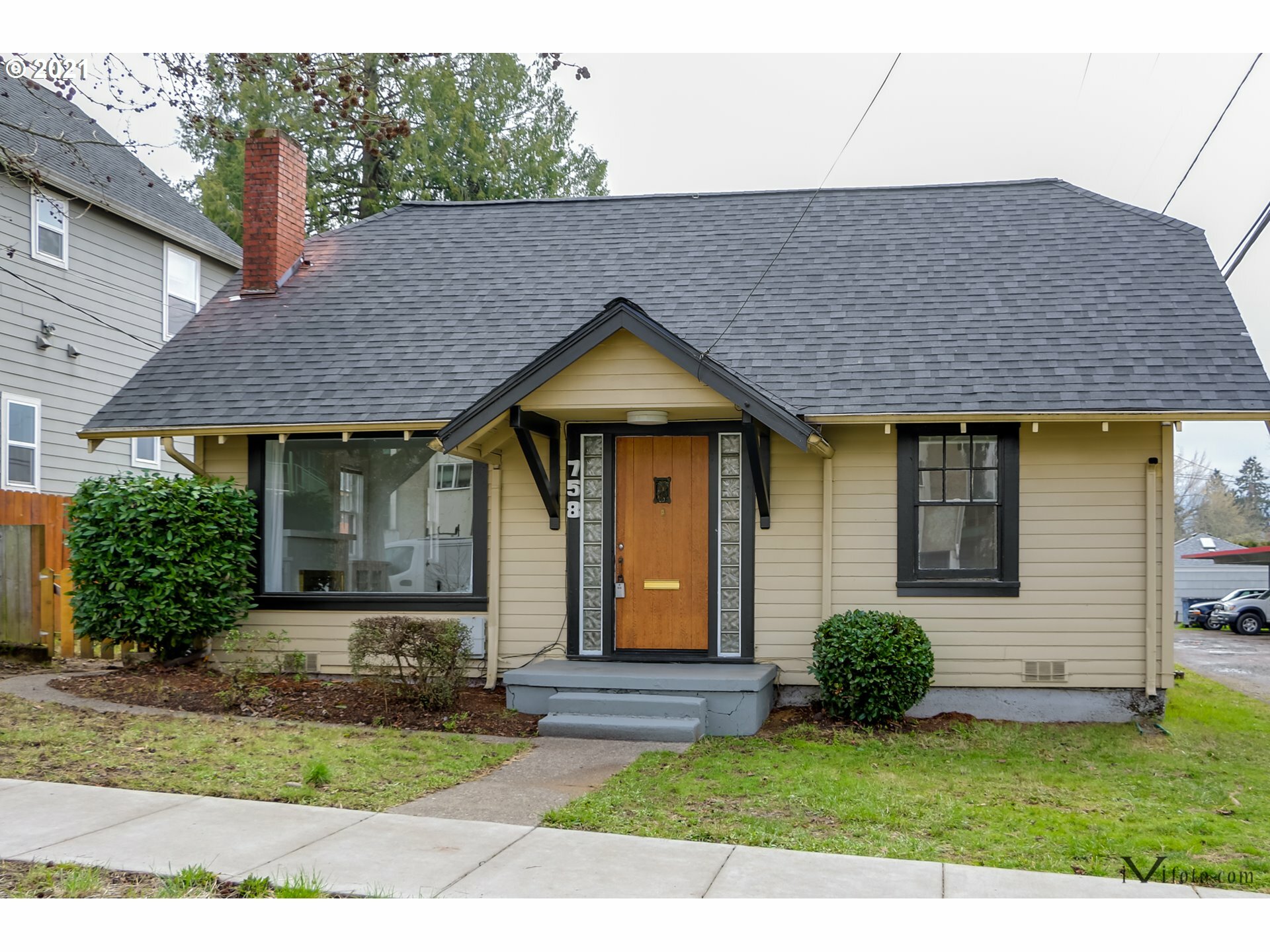 Property Photo: 758 E 19th Ave OR 97401
