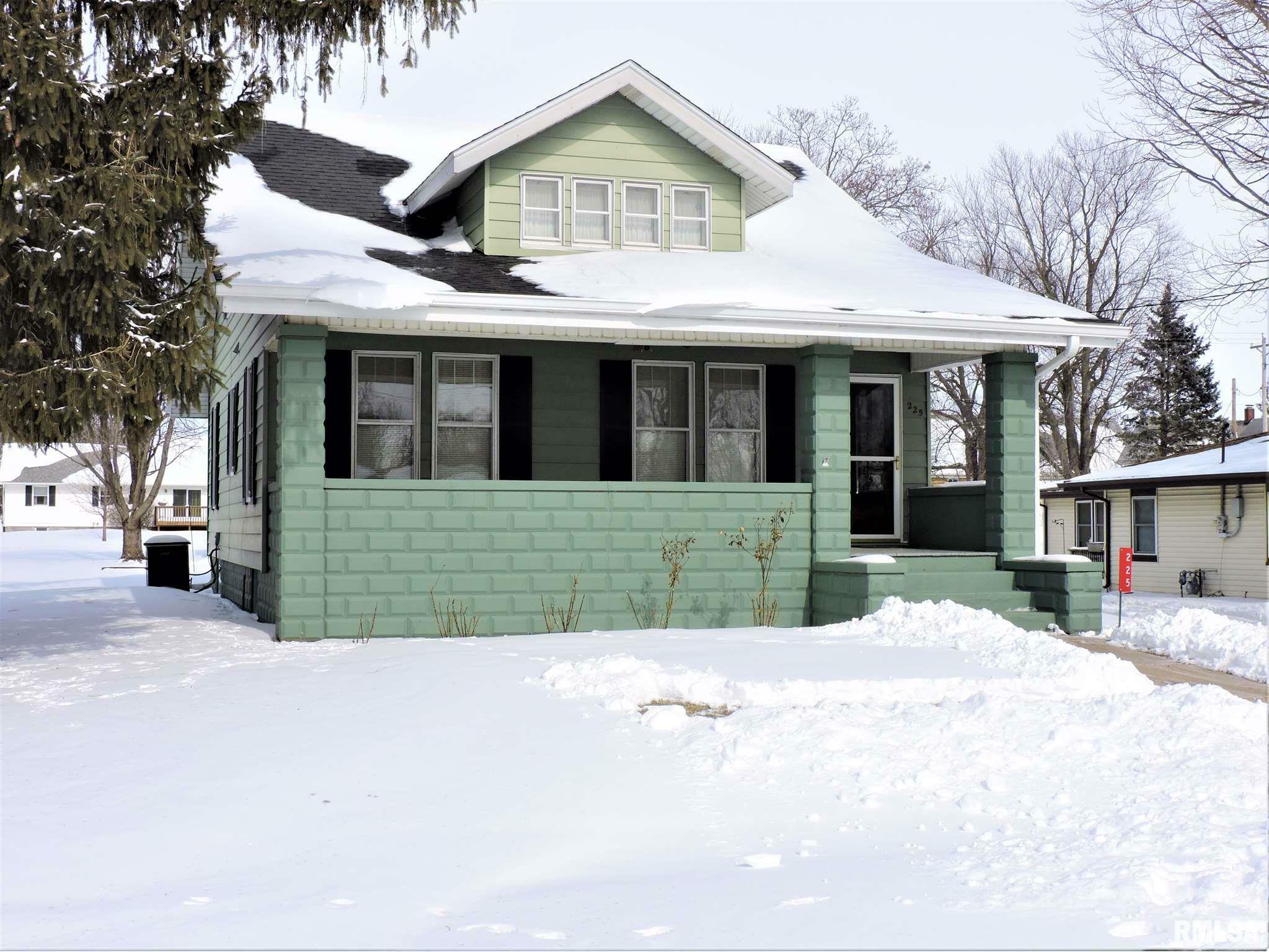 Property Photo:  225 W Knoxville  IL 61517 