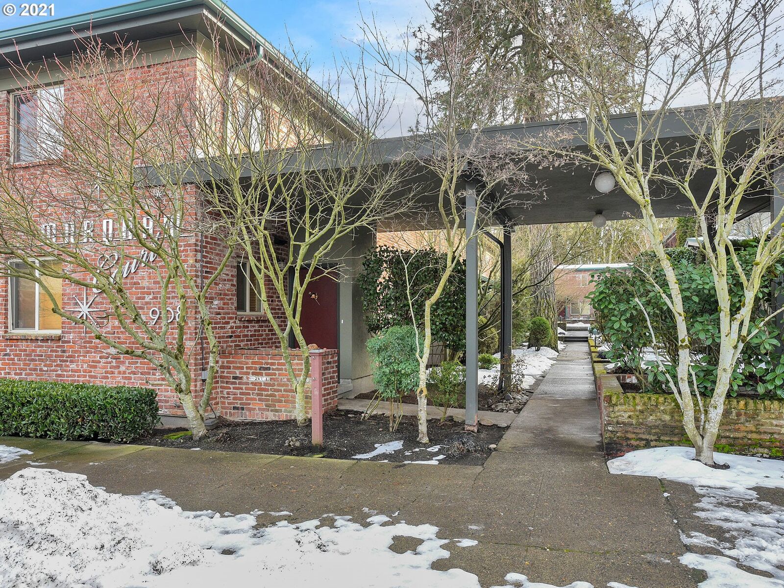 Property Photo: 908 SW Gaines St 18 OR 97239