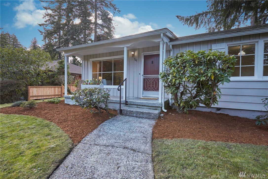 Property Photo:  726 San Juan Ave  WA 98466 