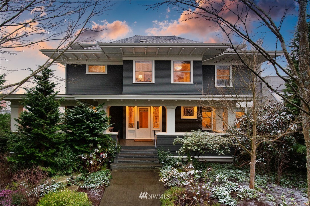 Property Photo:  403 W Comstock Street  WA 98119 