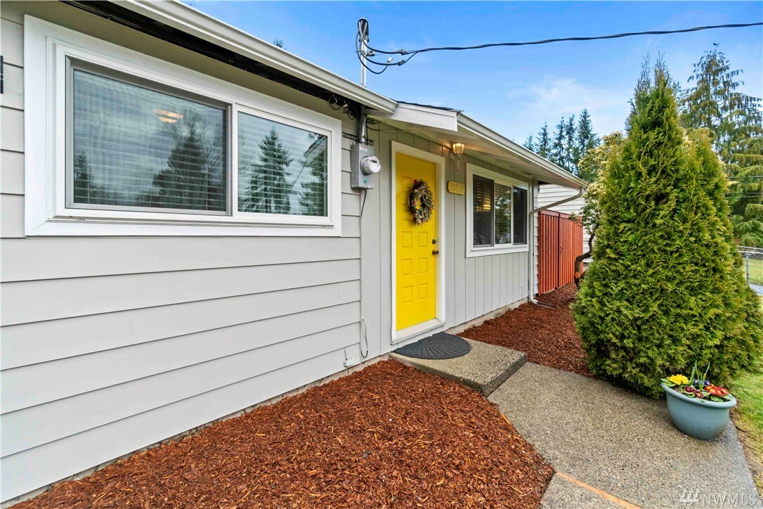 Property Photo:  30539 6th Ave SW  WA 98023 