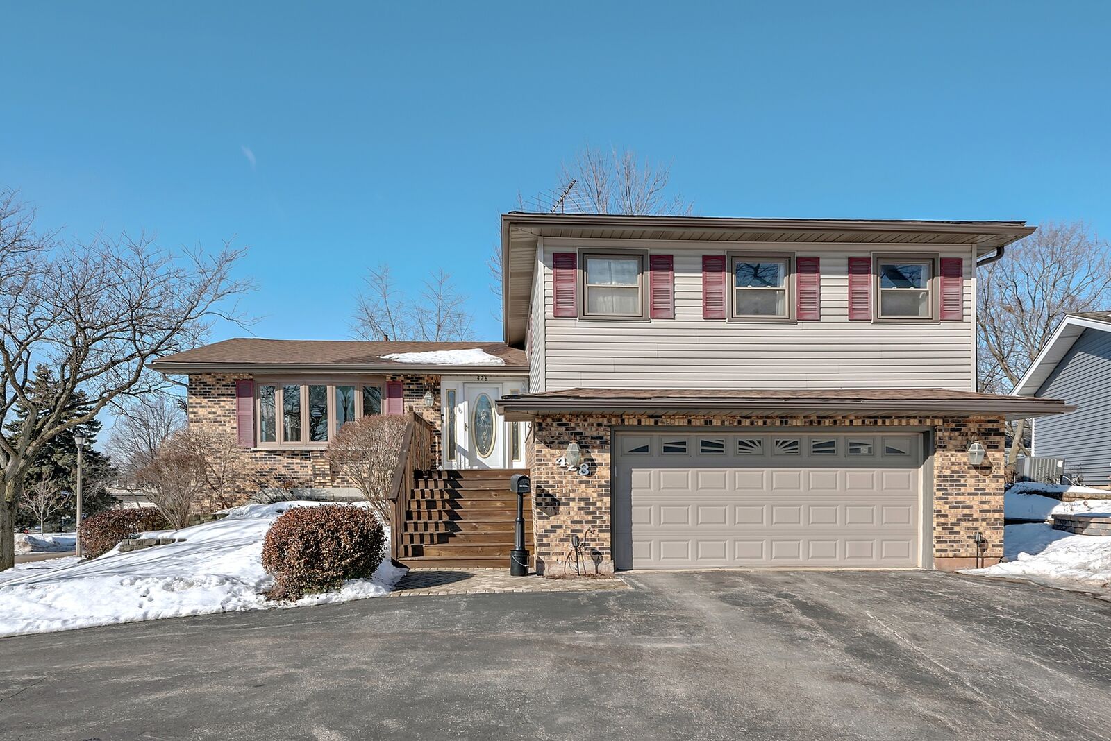 Property Photo: 428 Hillcrest Lane IL 60148