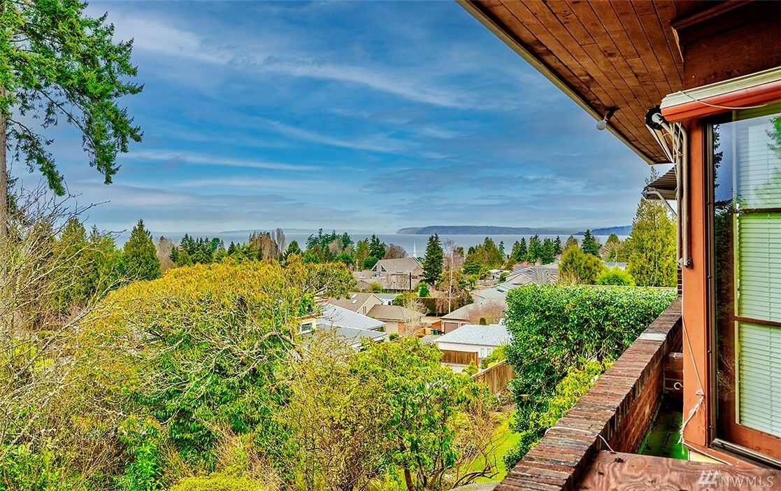 Property Photo:  529 9th Ave N  WA 98020 