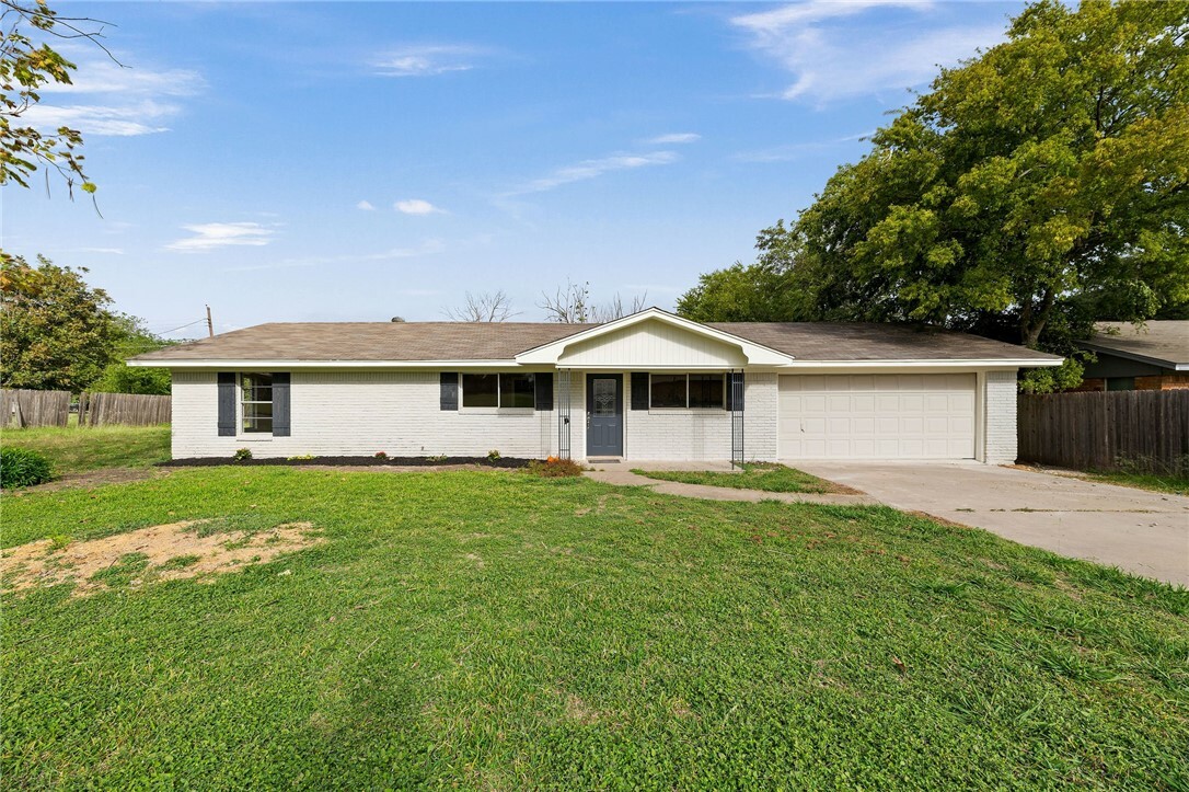 Property Photo:  405 W Lyndale Avenue  TX 76706 