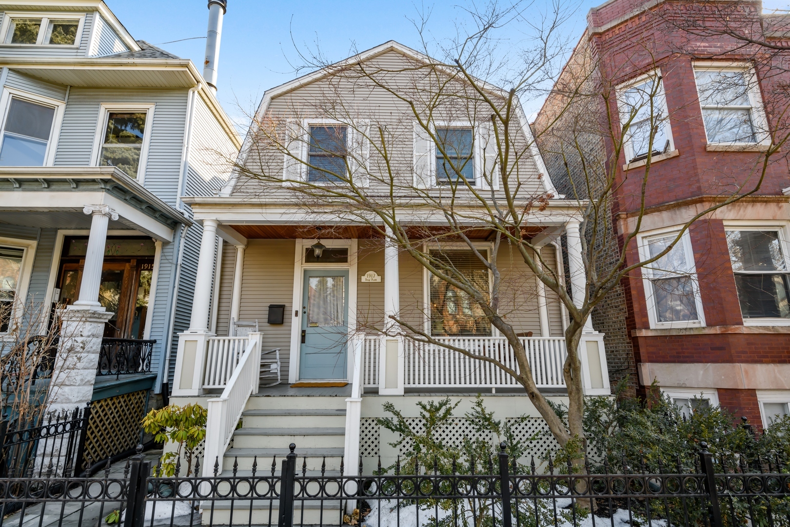 Property Photo: 1917 W Belle Plaine Avenue IL 60613