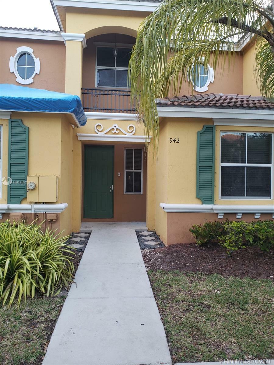 Property Photo:  942 NE 42nd Pl 942  FL 33033 