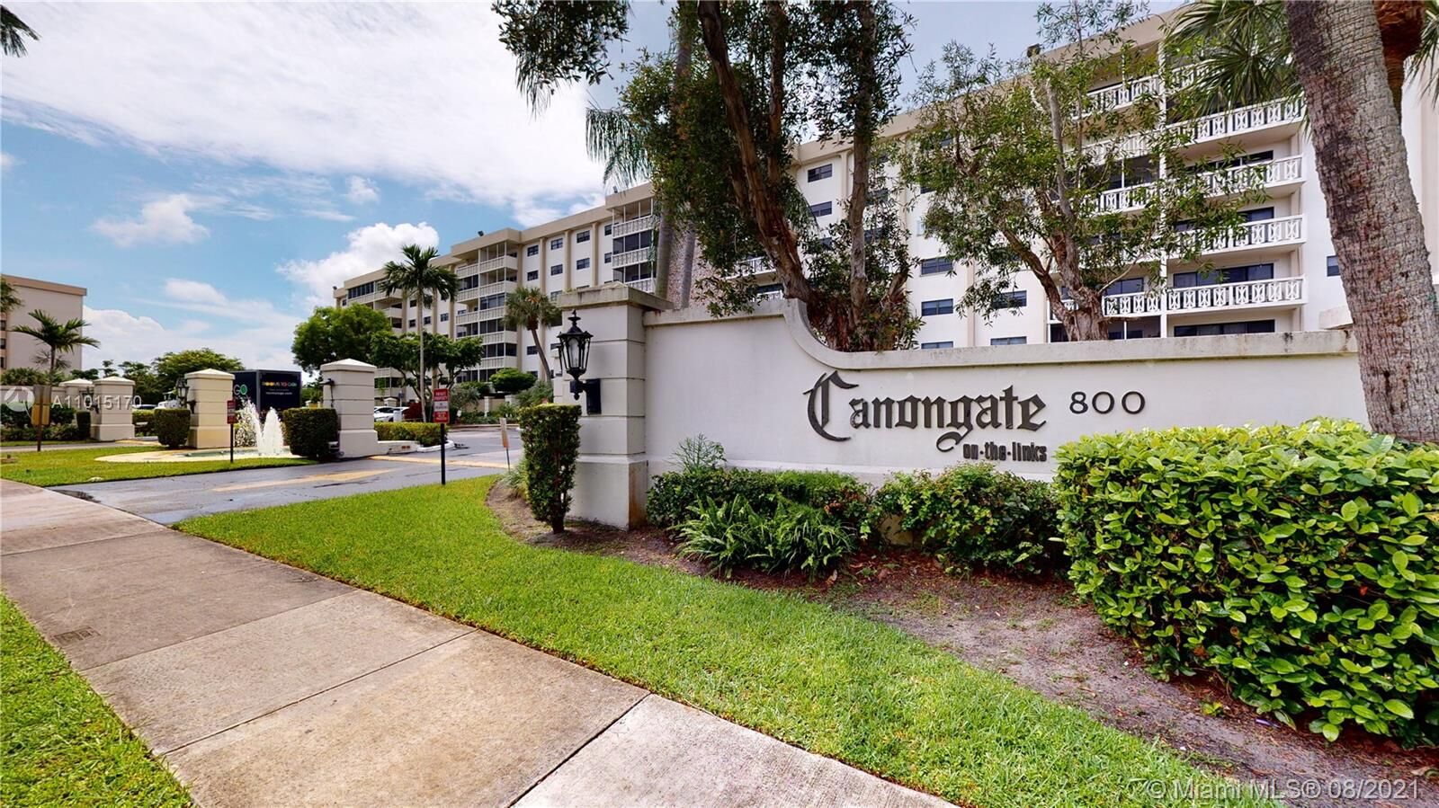 Property Photo: 800 NE 195th St 305 FL 33179