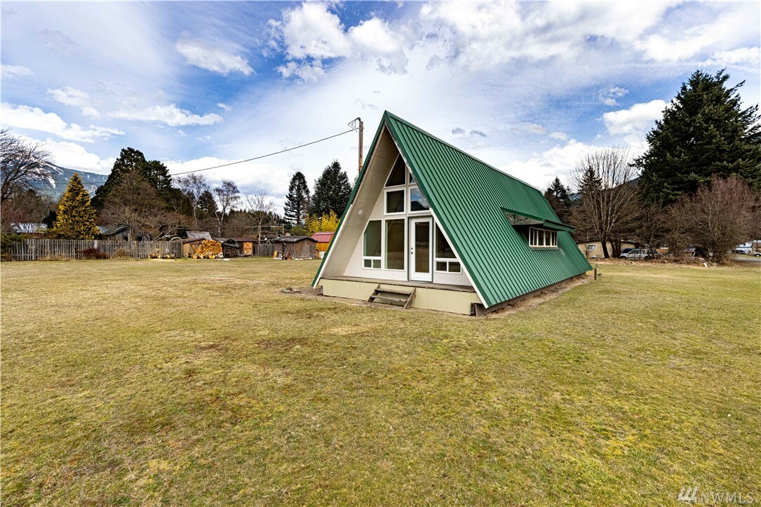 Property Photo:  128 Williame St W  WA 98937 