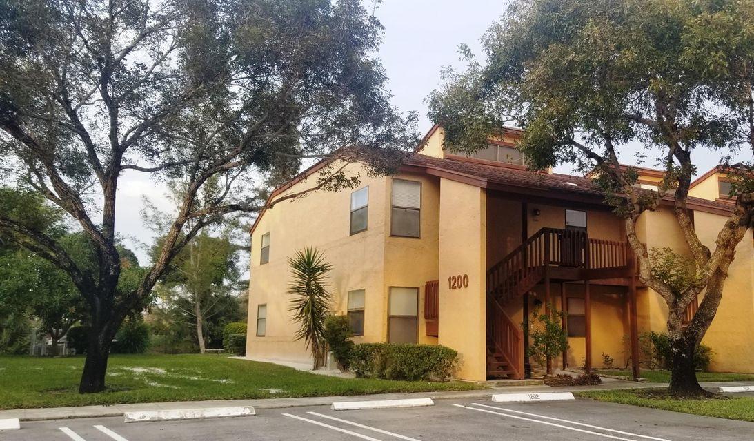 Property Photo: 1202 Lakeview Drive E FL 33411