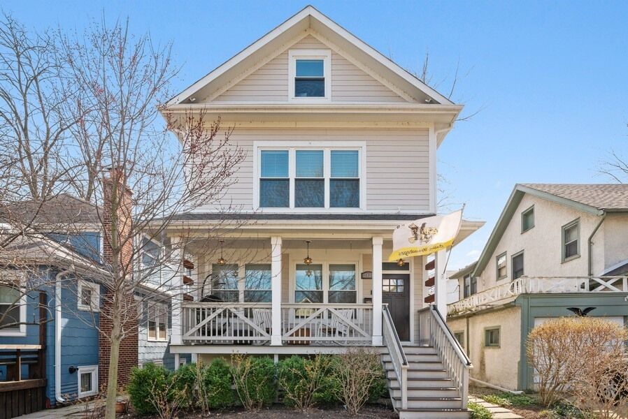 Property Photo: 2430 Noyes Street IL 60201
