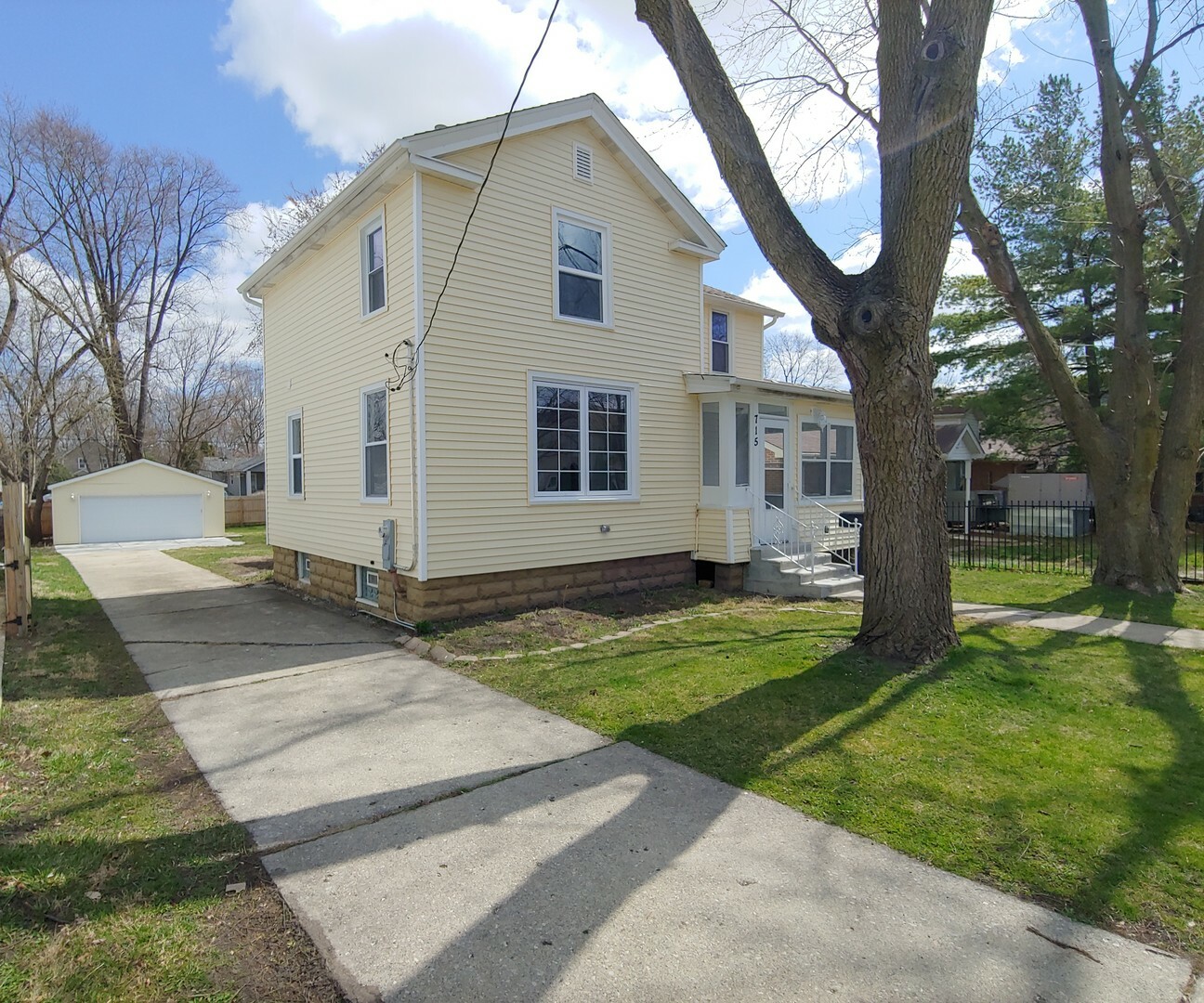 Property Photo: 715 N View Street IL 60506