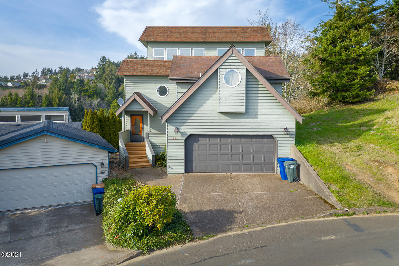 Property Photo: 820 SE Crescent Place OR 97365