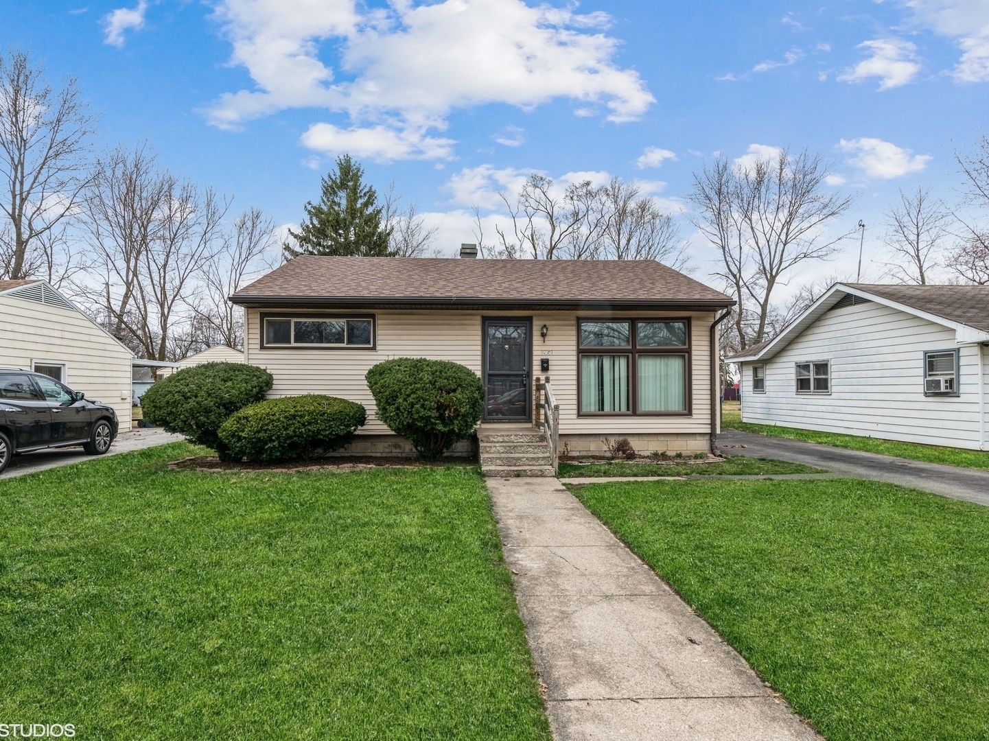 Property Photo:  1951 E Cedar Place  IL 60901 