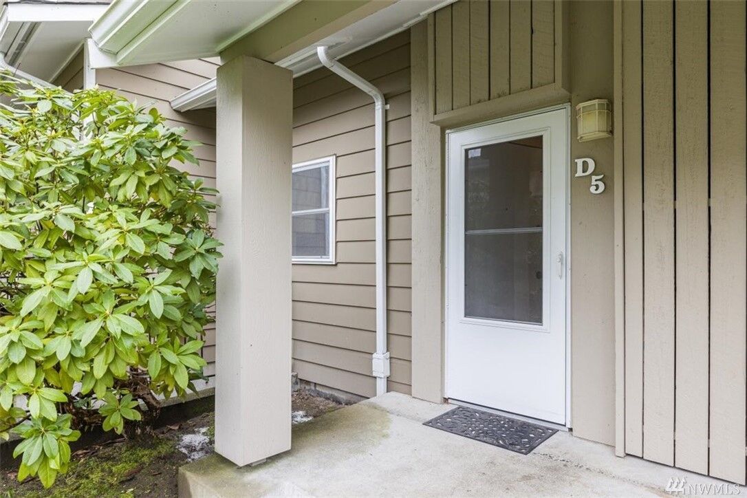 Property Photo: 18530 52nd Avenue W D5 WA 98037