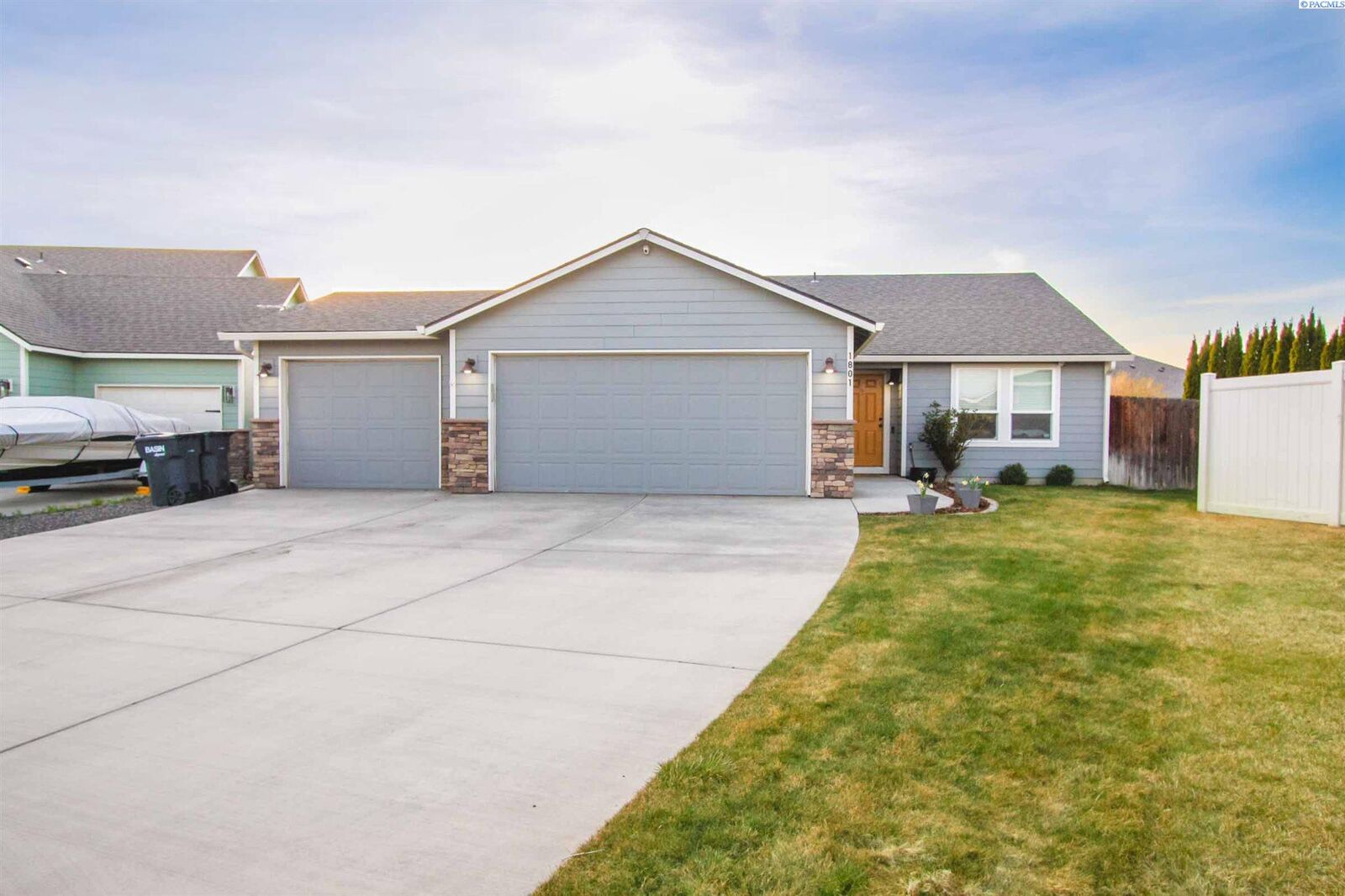 Property Photo:  1801 Wallace Ct  WA 99353 