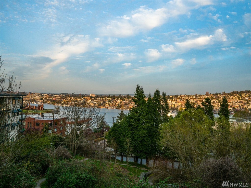 Property Photo: 2410 Aurora Ave N 108 WA 98109