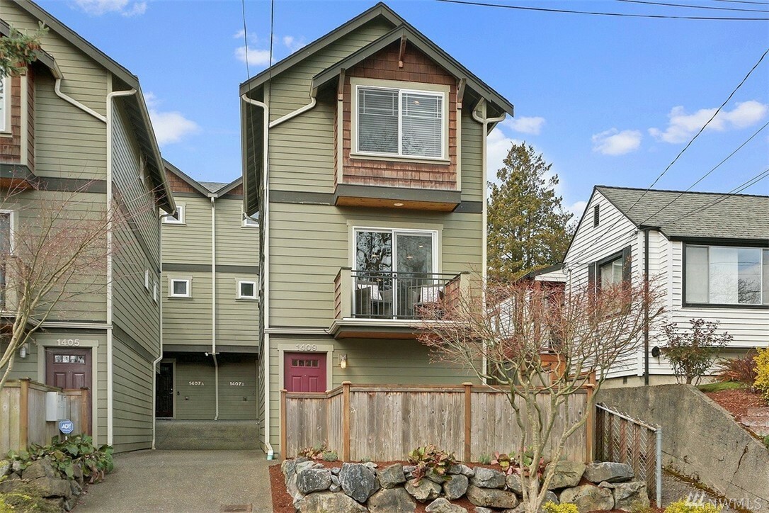 Property Photo:  1409 33rd Ave  WA 98122 