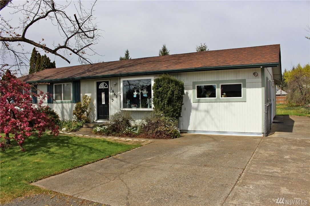 Property Photo:  1665 E Alder St  WA 99362 