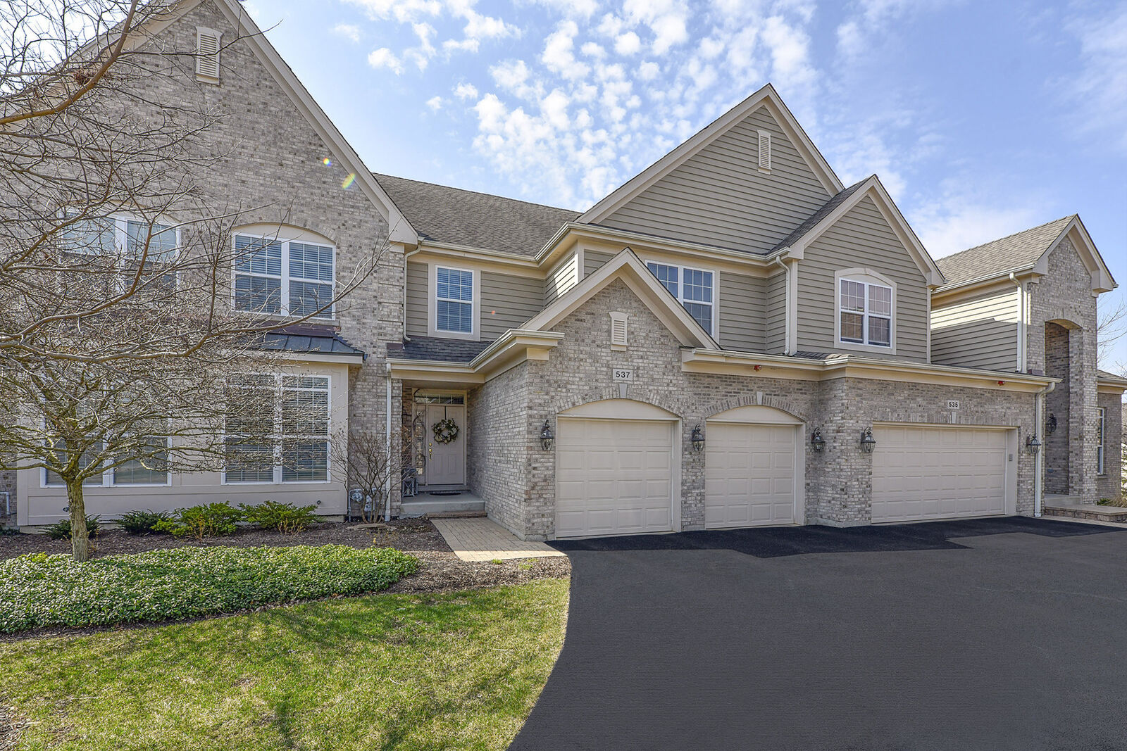 Property Photo: 537 Bridgestone Court IL 60010