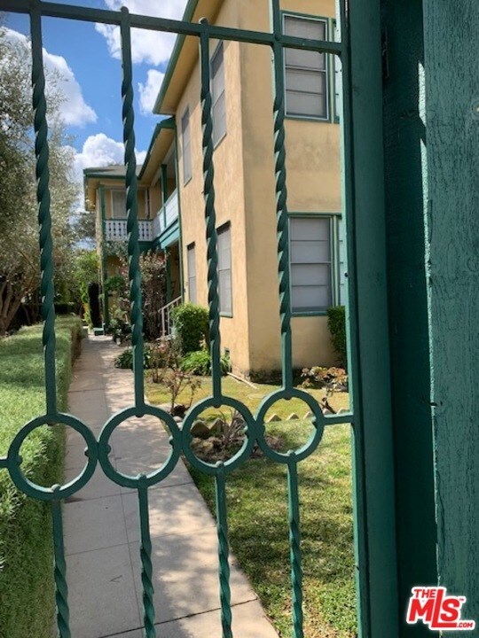 Property Photo:  4526 St Elmo Drive  CA 90019 