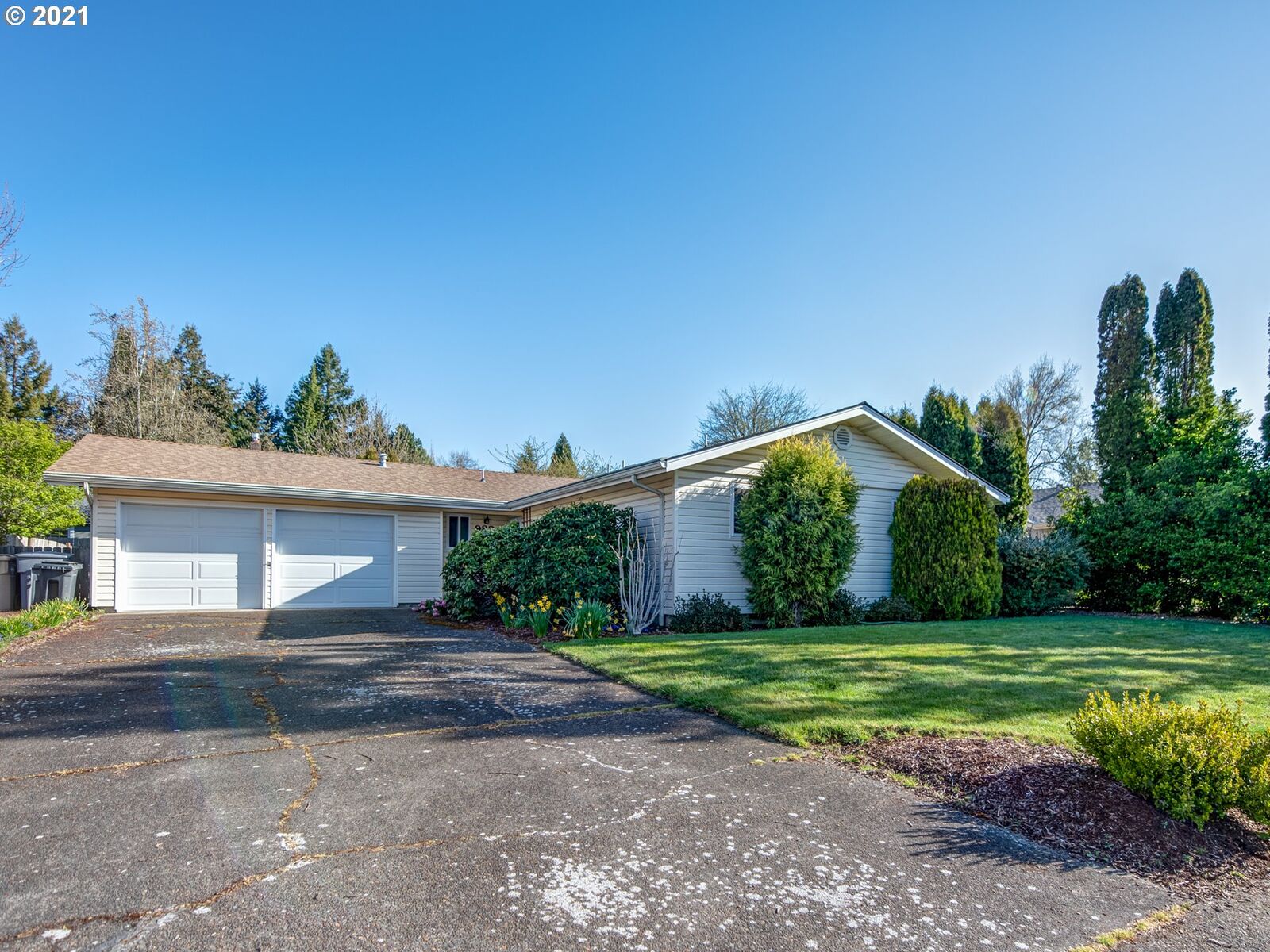 Property Photo: 983 NW Ironwood Ave OR 97330